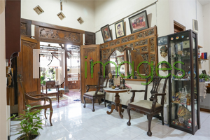 Entrance room dengan pernak-pernik khas Jawa kenthal