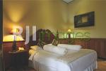 Kamar tidur double bed dengan sentuhan unsur Jawa